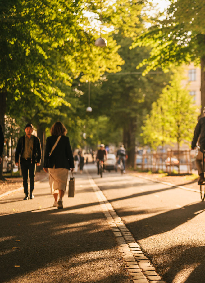 people walking and cycling on vasa gatan - Happy-Visuals-Göteborg&Co